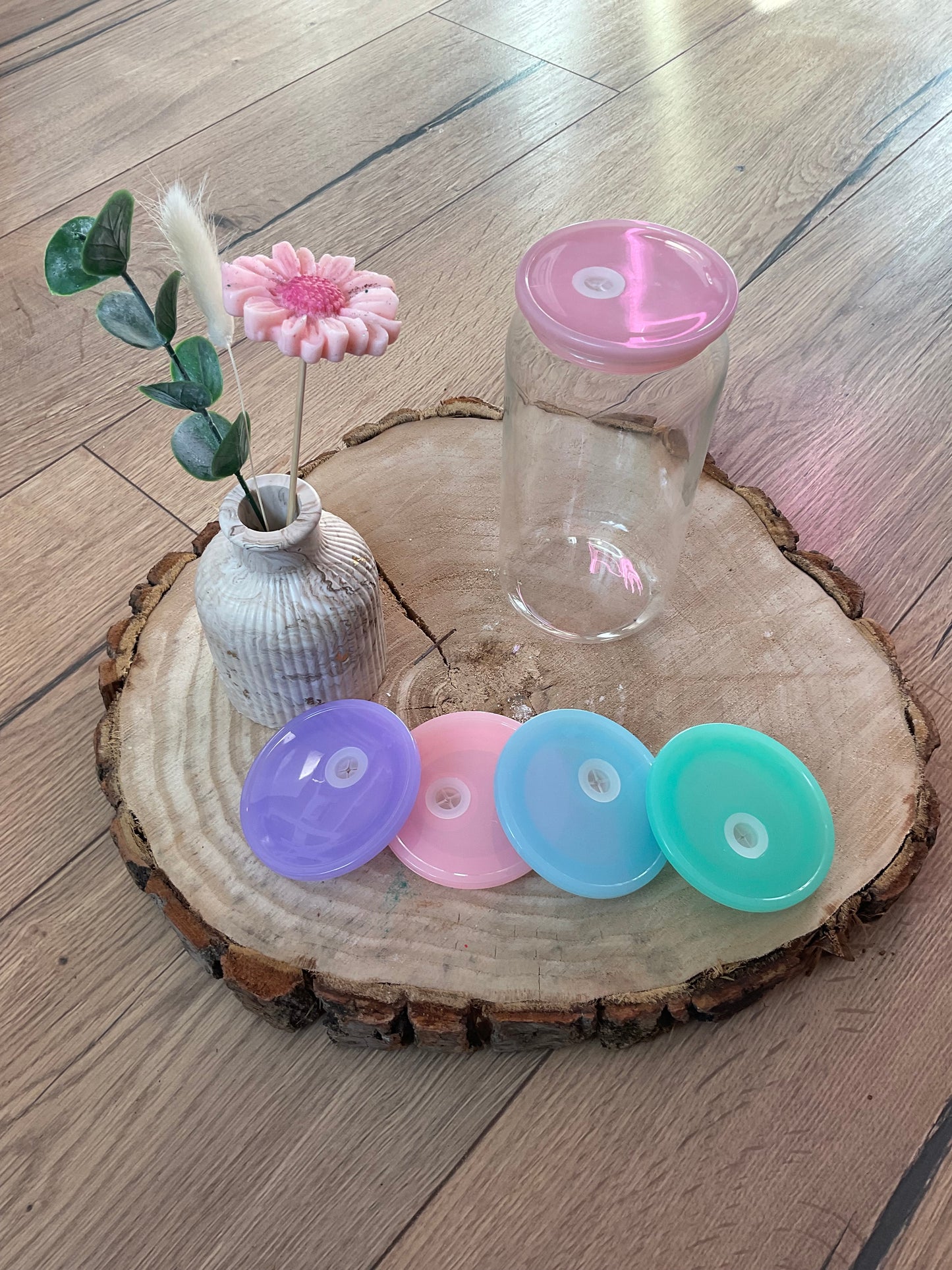 Les couvercles colorés des verres cannettes
