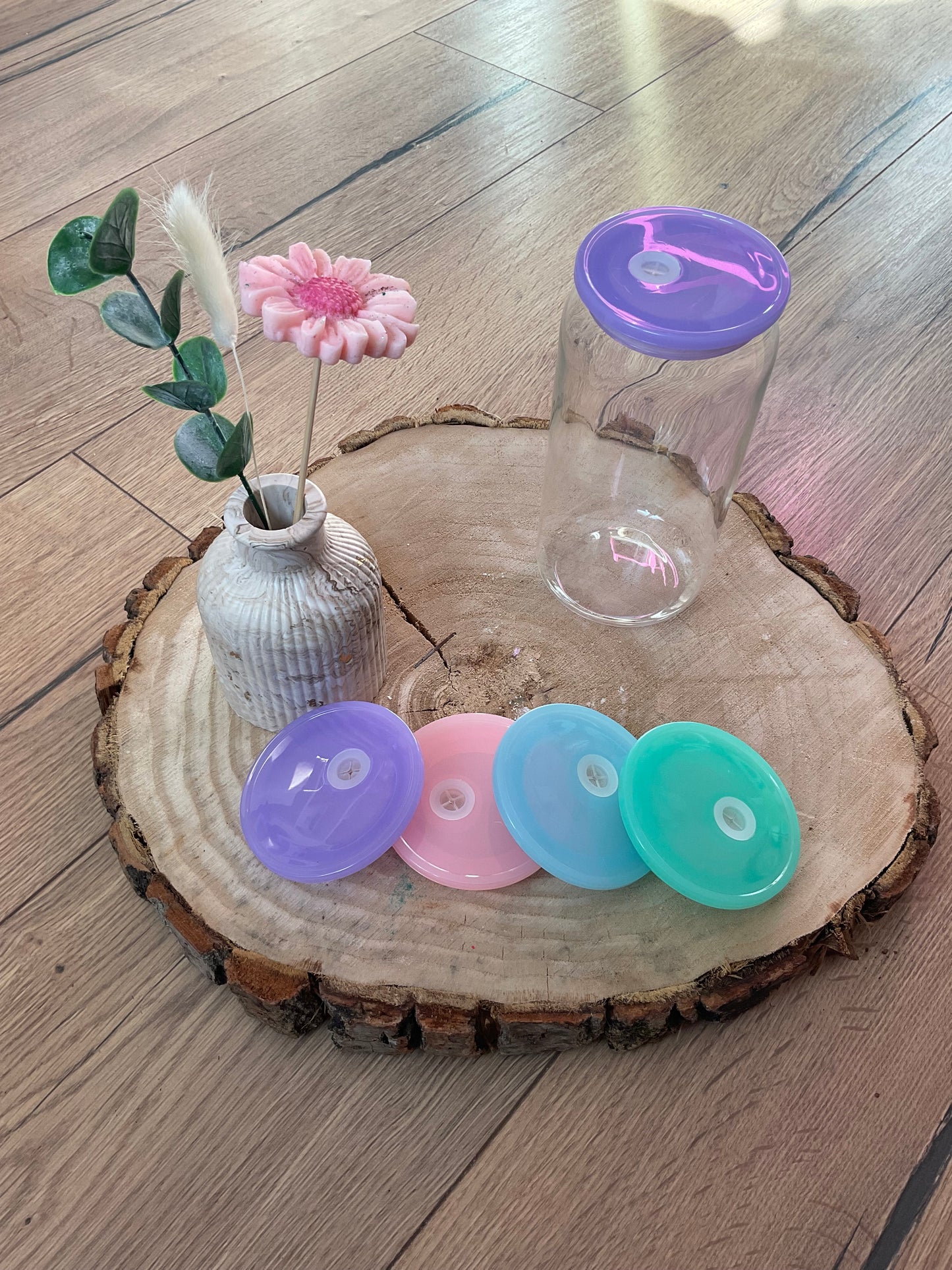 Les couvercles colorés des verres cannettes