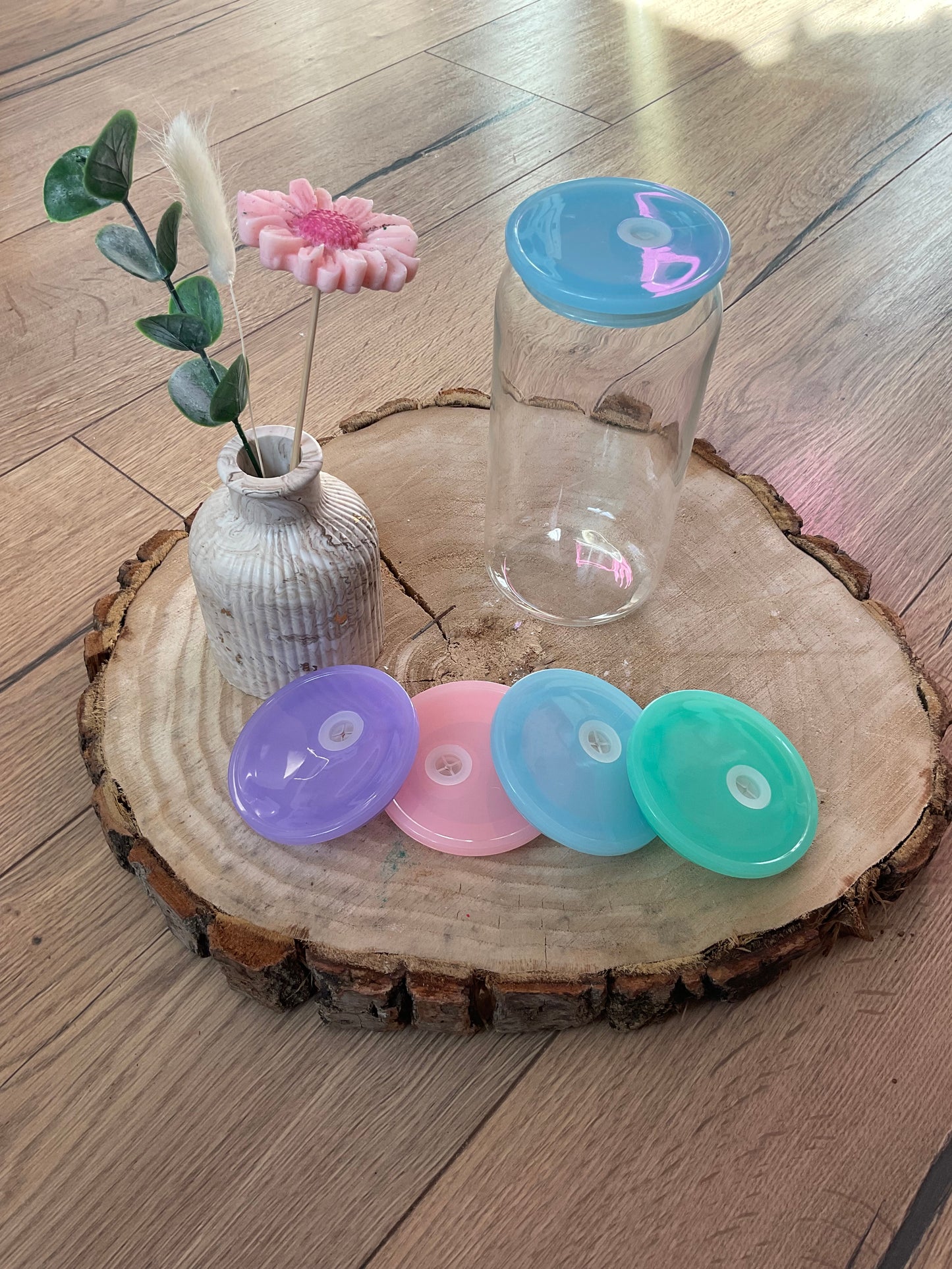 Les couvercles colorés des verres cannettes