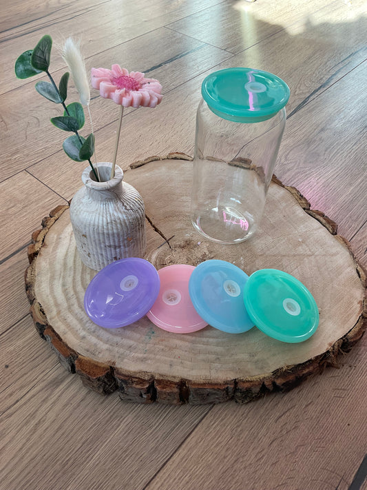 Les couvercles colorés des verres cannettes