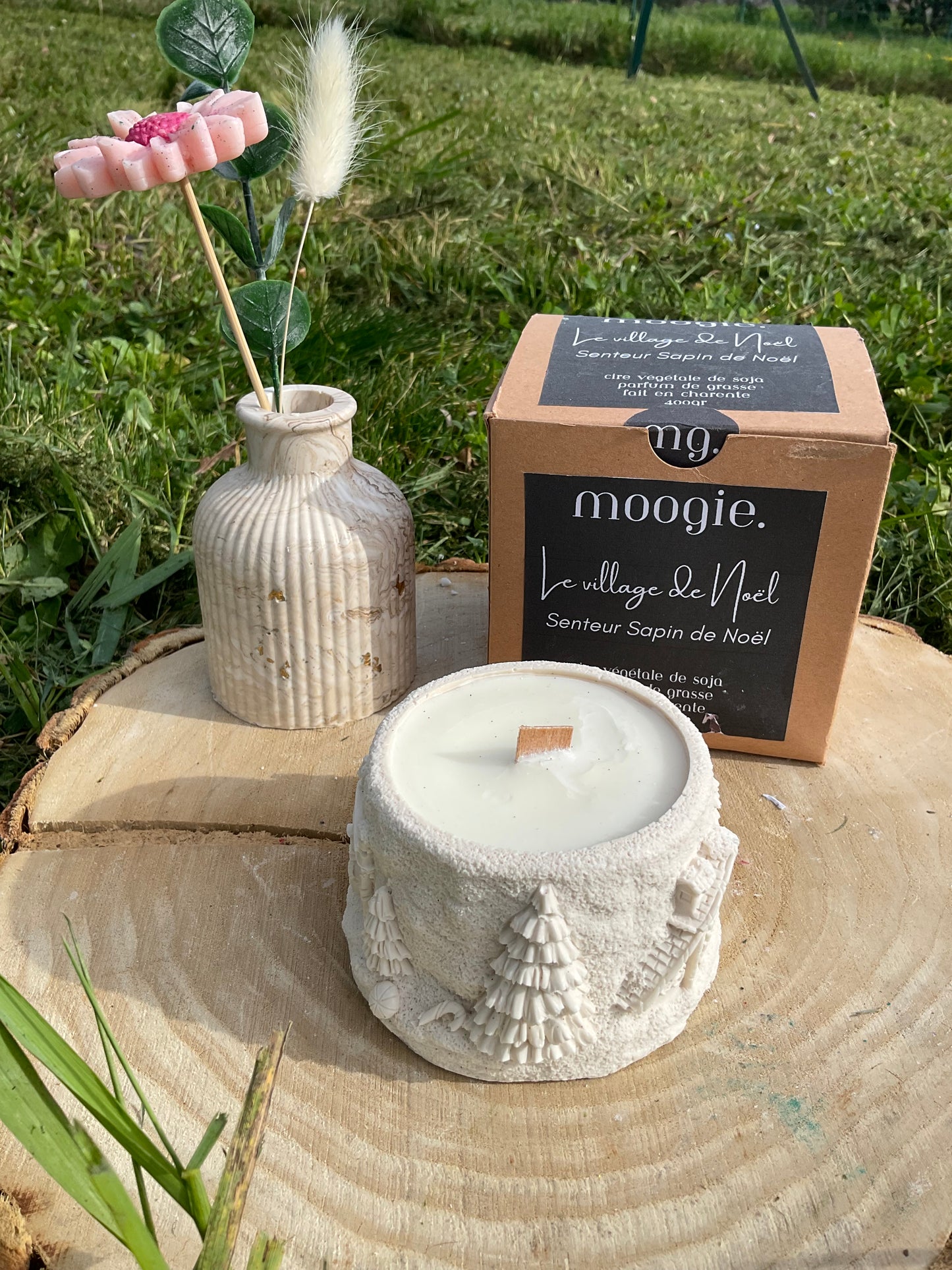 La bougie en jesmonite «  le village enneigé »